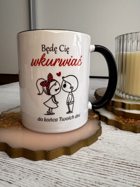 Kubek z napisem „Będę Cię wkurwiać do końca Twoich dni” – zabawny prezent dla zakochanych