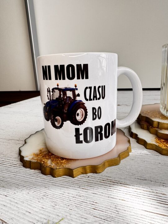 Kubek „Ni mom czasu bo łorom” – śmieszny prezent dla rolnika
