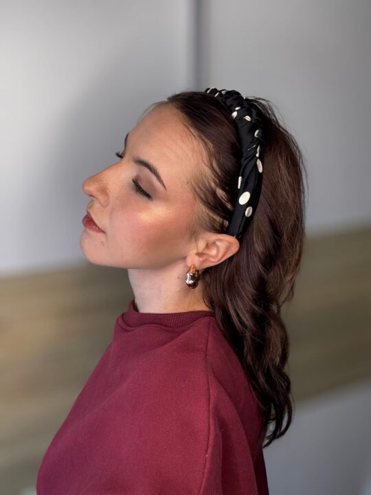 Opaska do włosów marszczona MIDNIGHTDOTS – stylowy dodatek na każdą okazję