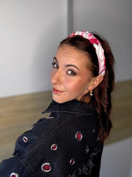 Opaska do włosów cienka marszczona BELLISSIMA – stylowy dodatek na każdą okazję