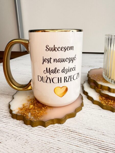 ⭐ Kubek „Sukcesem jest nauczyć małe dzieci dużych rzeczy” – idealny prezent dla nauczyciela