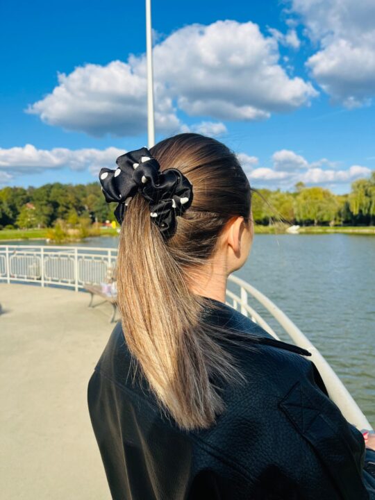 Satynowa gumka do włosów – MIDNIGHT DOTS medium