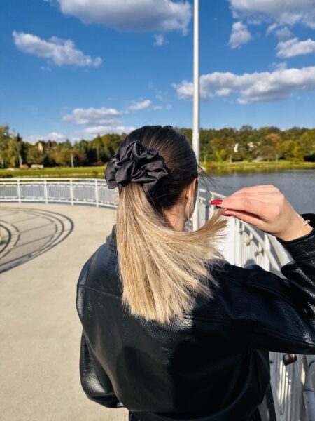 Satynowa gumka do włosów – BLACK medium