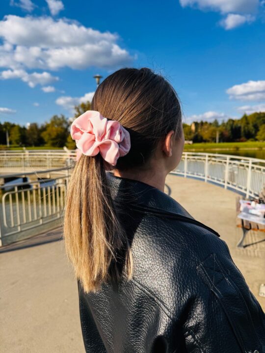 Satynowa gumka do włosów – PINKIE medium