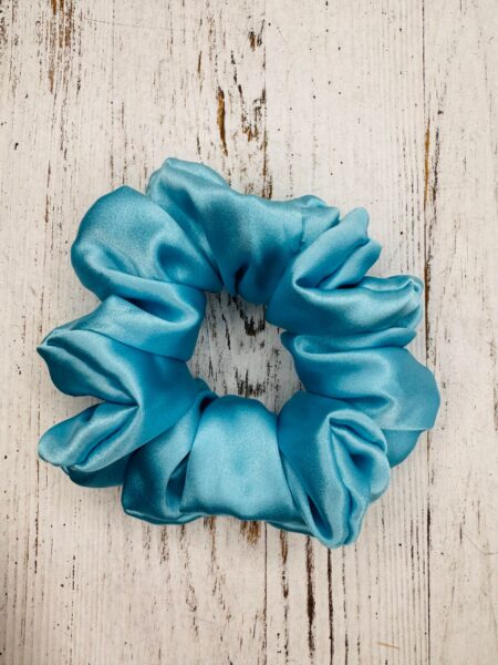 Jedwabna scrunchie CLOUDY medium – luksusowa gumka, która dba o Twoje włosy