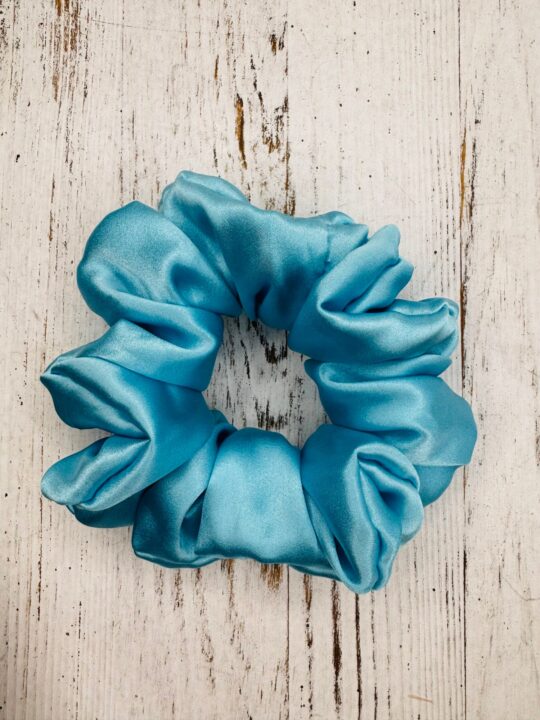 Jedwabna scrunchie CLOUDY medium – luksusowa gumka, która dba o Twoje włosy