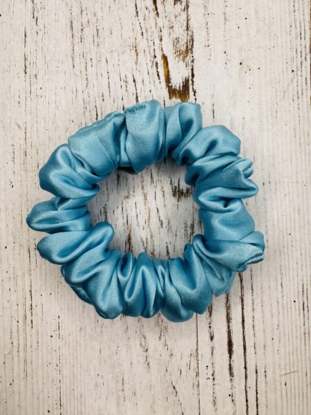 Jedwabna scrunchie CLOUDY mini – luksusowa gumka, która dba o Twoje włosy