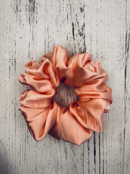 Jedwabna scrunchie PEACH medium – luksusowa gumka, która dba o Twoje włosy
