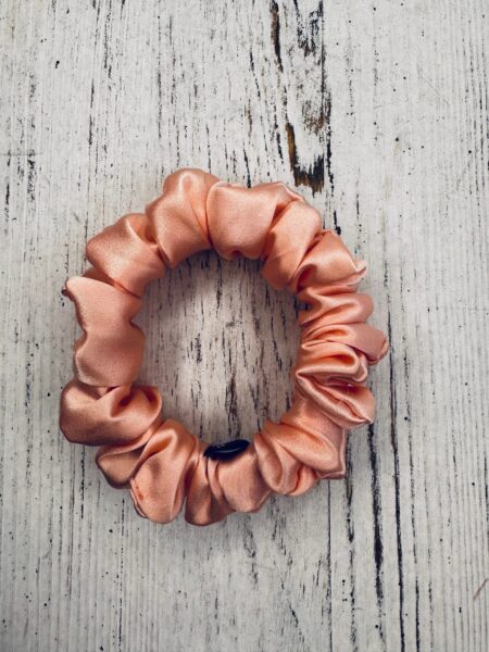 Jedwabna scrunchie PEACH mini – luksusowa gumka, która dba o Twoje włosy