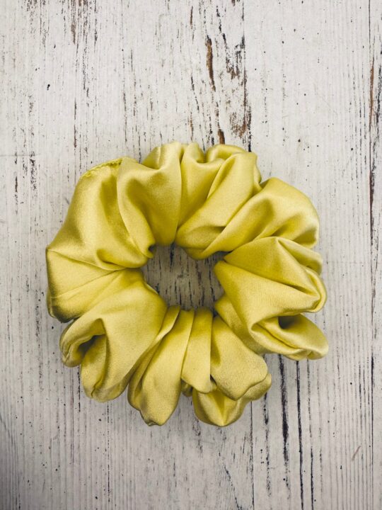 Jedwabna scrunchie LIME medium – luksusowa gumka do włosów, która nie niszczy pasm włosów