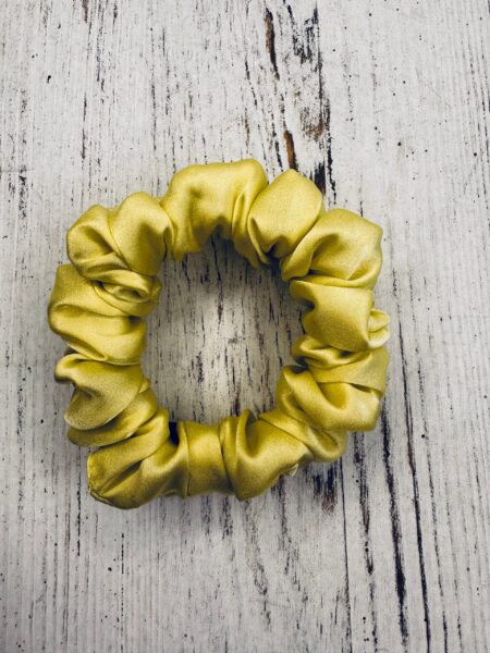 Jedwabna scrunchie mini LIME – luksusowa gumka do włosów, która nie niszczy pasm włosów
