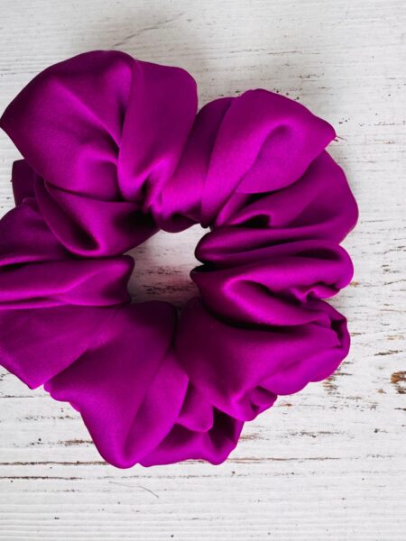 Jedwabna scrunchie mini GRAPE – luksusowa gumka do włosów, która nie niszczy pasm włosów