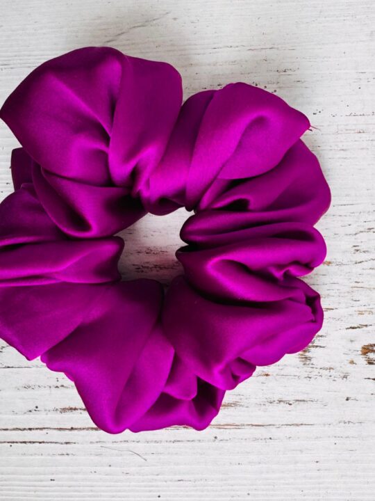 Jedwabna scrunchie mini GRAPE – luksusowa gumka do włosów, która nie niszczy pasm włosów