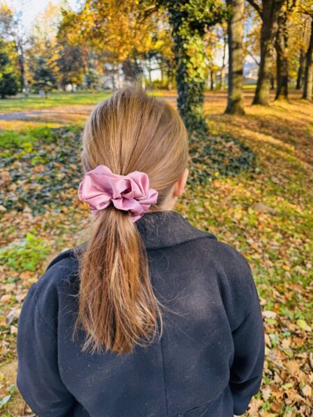 Satynowa gumka do włosów – PUDER medium