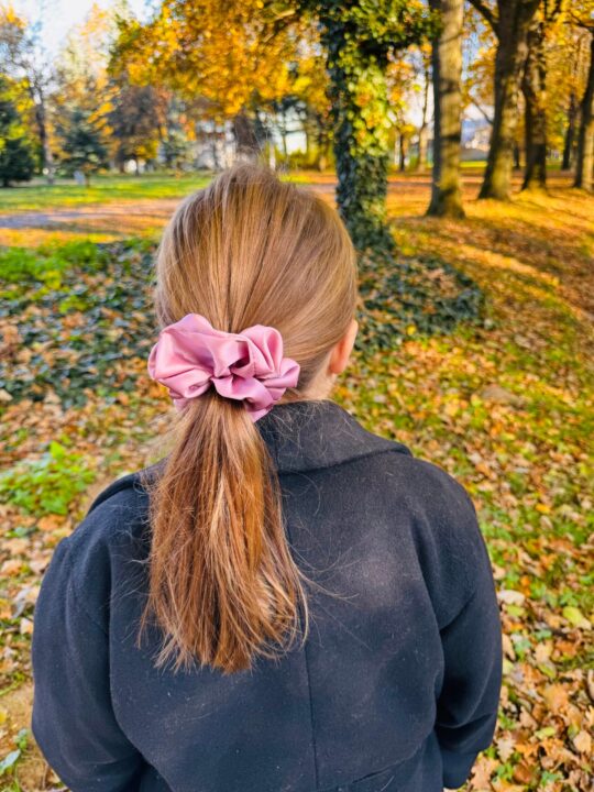 Satynowa gumka do włosów – PUDER medium