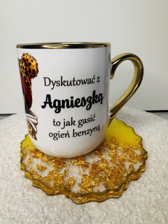 Kubek „Dyskutować z ..(wpisz imię)” – idealny prezent dla kobiet z charakterem