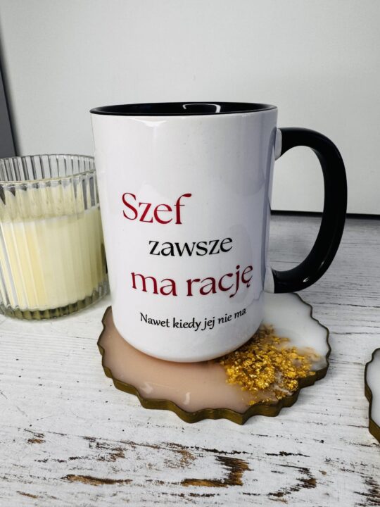 Kubek „Szef zawsze ma rację” – idealny prezent dla szefa na urodziny, Dzień Szefa lub od zespołu. Stylowy kubek z trwałym nadrukiem, do kawy i herbaty.