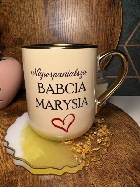 Elegancki kubek „Najwspanialsza Babcia Marysia” – idealny prezent na Dzień Babci. Stylowe złote wykończenia i trwały nadruk z sercem.