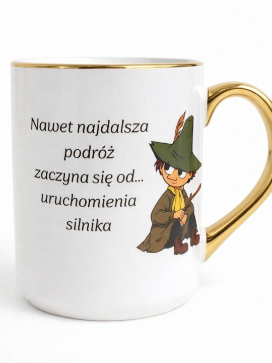 Kubek z napisem „Nawet najdalsza podróż zaczyna się od uruchomienia silnika”. Biały ze złotym uchem. Idealny prezent dla podróżnika.