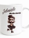 Zabawny kubek z napisem „Jebnięte się nie starzeją” i uroczą grafiką. Idealny prezent z humorem dla przyjaciółki lub na urodziny.