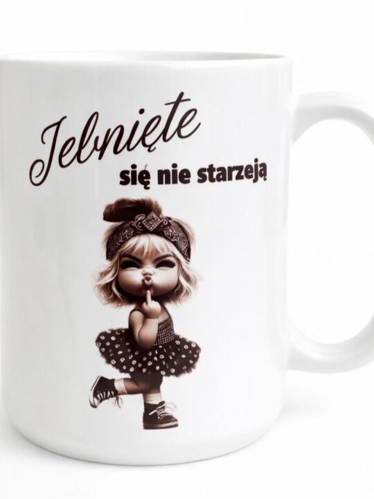Zabawny kubek z napisem „Jebnięte się nie starzeją” i uroczą grafiką. Idealny prezent z humorem dla przyjaciółki lub na urodziny.
