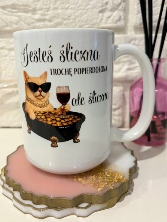 Kubek z zabawnym napisem „Jesteś śliczna, trochę popierdolona, ale śliczna” i kotem w wannie. Idealny prezent z humorem.